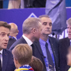 Emmanuel Macron entouré de son frère Laurent Macron et de Sébastien Auzière, fils de Brigitte Macron, et des enfants de ces derniers - Le président de la république lors de la finale de la Coupe de France de football entre le FC Nantes et l'OGC Nice (1-0) au stade de France à Saint-Denis le 7 mai 2022