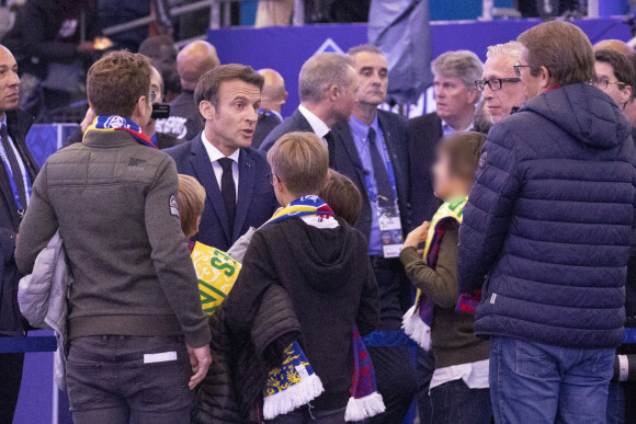 Emmanuel Macron entouré de son frère Laurent Macron et de Sébastien Auzière, fils de Brigitte Macron, et des enfants de ces derniers - Le président de la république lors de la finale de la Coupe de France de football entre le FC Nantes et l'OGC Nice (1-0) au stade de France à Saint-Denis le 7 mai 2022