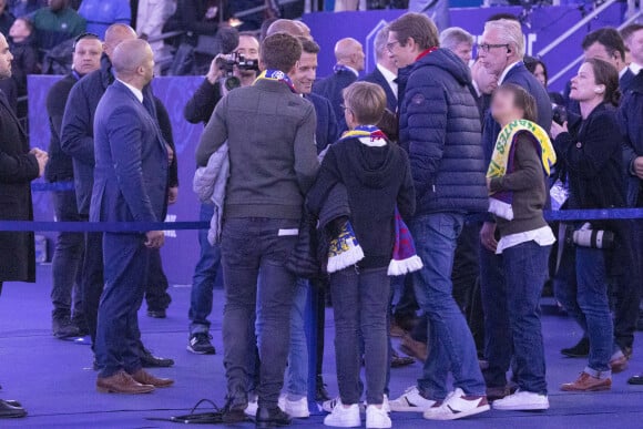 Emmanuel Macron entouré de son frère Laurent Macron et de Sébastien Auzière, fils de Brigitte Macron, et des enfants de ces derniers - Le président de la république lors de la finale de la Coupe de France de football entre le FC Nantes et l'OGC Nice (1-0) au stade de France à Saint-Denis
