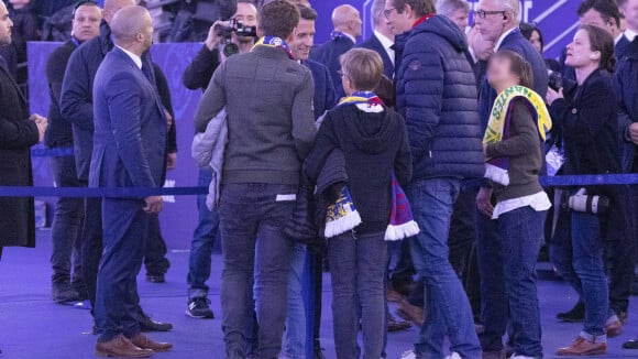 Emmanuel Macron complice avec son frère et sosie, son beau-fils et ses gendres... pour l'amour du foot !