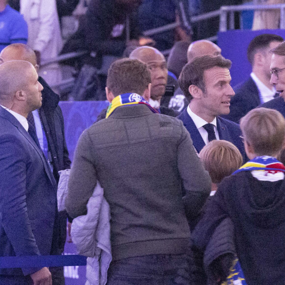 Emmanuel Macron entouré de son frère Laurent Macron et de Sébastien Auzière, fils de Brigitte Macron, et des enfants de ces derniers - Le président de la république lors de la finale de la Coupe de France de football entre le FC Nantes et l'OGC Nice (1-0) au stade de France à Saint-Denis le 7 mai 2022