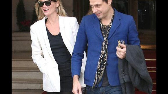 Kate Moss : Lendemain de fête amoureux à Paris avec son Jamie Hince...