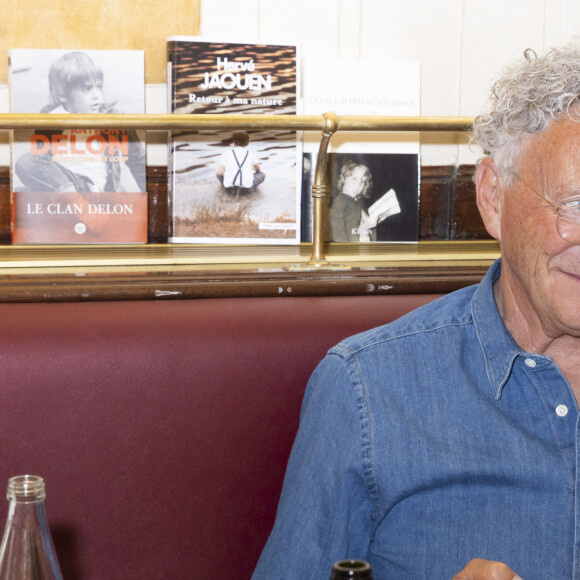 Nelson Monfort - Déjeuner aux 2 Magots dans le cadre du Salon du Livre et du Vin à Paris le 9 mai 2022. © Jack Tribeca / Bestimage 