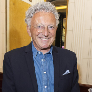 Nelson Monfort - Déjeuner aux 2 Magots dans le cadre du Salon du Livre et du Vin à Paris le 9 mai 2022. © Jack Tribeca / Bestimage 