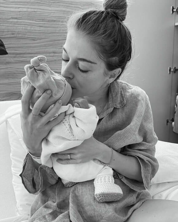 Victoria Monfort et son bébé, une photo prise par son amoureux et postée sur Instagram.