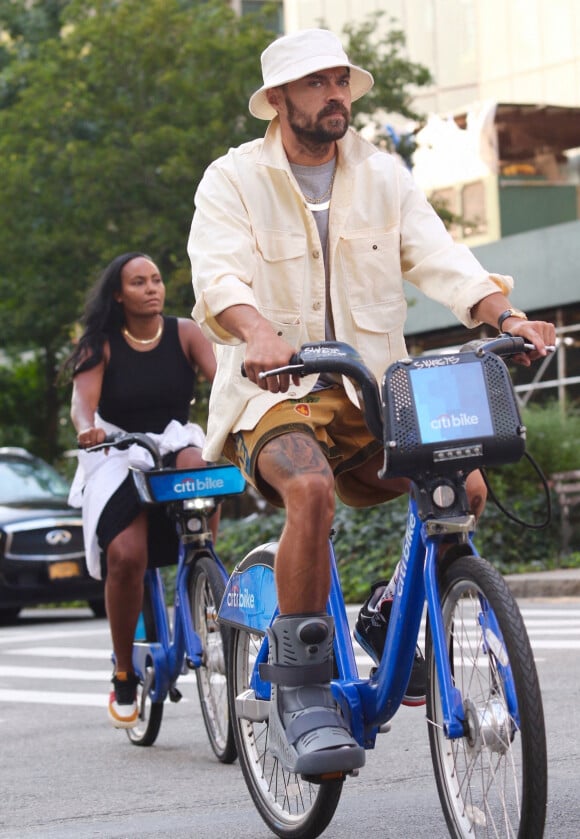 Jesse Williams fait du vélo en portant une attelle de pied à New York le 12 septembre 2021. L'acteur était accompagné d'une mystérieuse inconnue. 