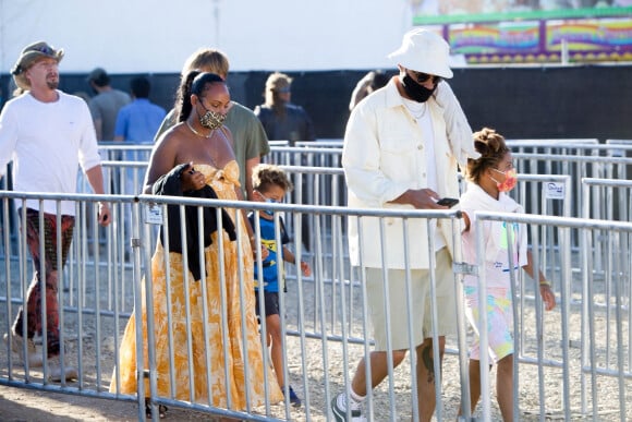 Jesse Williams avec son ex-femme Aryn Drake-Lee et leurs enfants Maceo et Sadie, à la fête foraine "Malibu Chili Cook-Off" à Los Angeles, le 4 septembre 2021.