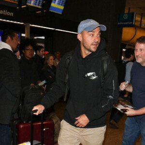 Jesse Williams et sa compagne Taylour Paige arrivent à l'aéroport de Salt Lake City, le 23 janvier 2020. 