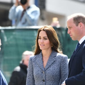 Le prince William, duc de Cambridge, et Catherine (Kate) Middleton, duchesse de Cambridge, assistent à l'ouverture officielle du mémorial Glade of Light à Manchester, Royaume Uni, le 10 mai 2022. Le mémorial commémore les victimes de l'attaque terroriste du 22 mai 2017 à la Manchester Arena. Il rend hommage aux 22 personnes dont la vie a été prise, ainsi qu'à la mémoire de tous ceux qui ont été blessés ou affectés. 