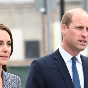 Le prince William, duc de Cambridge, et Catherine (Kate) Middleton, duchesse de Cambridge, assistent à l'ouverture officielle du mémorial Glade of Light à Manchester, Royaume Uni, le 10 mai 2022. Le mémorial commémore les victimes de l'attaque terroriste du 22 mai 2017 à la Manchester Arena. Il rend hommage aux 22 personnes dont la vie a été prise, ainsi qu'à la mémoire de tous ceux qui ont été blessés ou affectés. 