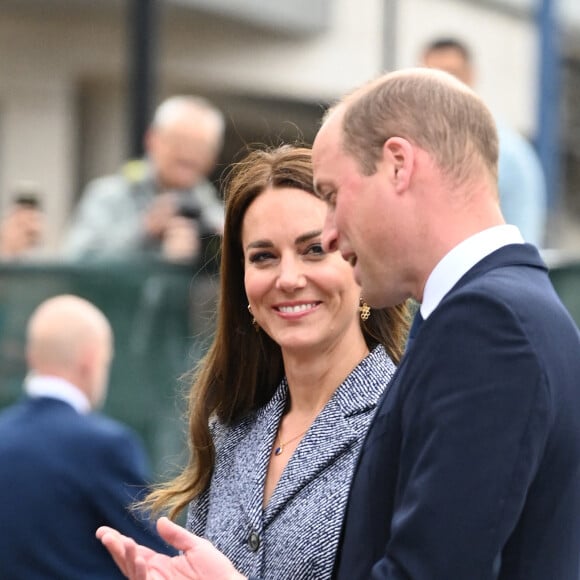 Le prince William, duc de Cambridge, et Catherine (Kate) Middleton, duchesse de Cambridge, assistent à l'ouverture officielle du mémorial Glade of Light à Manchester, Royaume Uni, le 10 mai 2022. Le mémorial commémore les victimes de l'attaque terroriste du 22 mai 2017 à la Manchester Arena. Il rend hommage aux 22 personnes dont la vie a été prise, ainsi qu'à la mémoire de tous ceux qui ont été blessés ou affectés. 