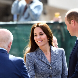 Le prince William, duc de Cambridge, et Catherine (Kate) Middleton, duchesse de Cambridge, assistent à l'ouverture officielle du mémorial Glade of Light à Manchester, Royaume Uni, le 10 mai 2022. Le mémorial commémore les victimes de l'attaque terroriste du 22 mai 2017 à la Manchester Arena. Il rend hommage aux 22 personnes dont la vie a été prise, ainsi qu'à la mémoire de tous ceux qui ont été blessés ou affectés. 