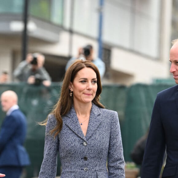 Le prince William, duc de Cambridge, et Catherine (Kate) Middleton, duchesse de Cambridge, assistent à l'ouverture officielle du mémorial Glade of Light à Manchester, Royaume Uni, le 10 mai 2022. Le mémorial commémore les victimes de l'attaque terroriste du 22 mai 2017 à la Manchester Arena. Il rend hommage aux 22 personnes dont la vie a été prise, ainsi qu'à la mémoire de tous ceux qui ont été blessés ou affectés. 