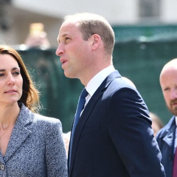 Le prince William, duc de Cambridge, et Catherine (Kate) Middleton, duchesse de Cambridge, assistent à l'ouverture officielle du mémorial Glade of Light à Manchester, Royaume Uni, le 10 mai 2022. Le mémorial commémore les victimes de l'attaque terroriste du 22 mai 2017 à la Manchester Arena. Il rend hommage aux 22 personnes dont la vie a été prise, ainsi qu'à la mémoire de tous ceux qui ont été blessés ou affectés. 