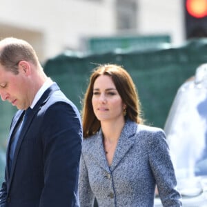 Le prince William, duc de Cambridge, et Catherine (Kate) Middleton, duchesse de Cambridge, assistent à l'ouverture officielle du mémorial Glade of Light à Manchester, Royaume Uni, le 10 mai 2022. Le mémorial commémore les victimes de l'attaque terroriste du 22 mai 2017 à la Manchester Arena. Il rend hommage aux 22 personnes dont la vie a été prise, ainsi qu'à la mémoire de tous ceux qui ont été blessés ou affectés. 