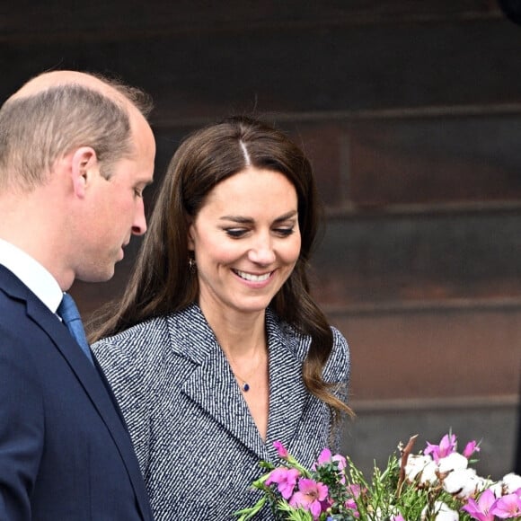 Le prince William, duc de Cambridge, et Catherine (Kate) Middleton, duchesse de Cambridge, assistent à l'ouverture officielle du mémorial Glade of Light à Manchester, Royaume Uni, le 10 mai 2022. Le mémorial commémore les victimes de l'attaque terroriste du 22 mai 2017 à la Manchester Arena. Il rend hommage aux 22 personnes dont la vie a été prise, ainsi qu'à la mémoire de tous ceux qui ont été blessés ou affectés. 