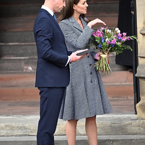 Le prince William, duc de Cambridge, et Catherine (Kate) Middleton, duchesse de Cambridge, assistent à l'ouverture officielle du mémorial Glade of Light à Manchester, Royaume Uni, le 10 mai 2022. Le mémorial commémore les victimes de l'attaque terroriste du 22 mai 2017 à la Manchester Arena. Il rend hommage aux 22 personnes dont la vie a été prise, ainsi qu'à la mémoire de tous ceux qui ont été blessés ou affectés. 