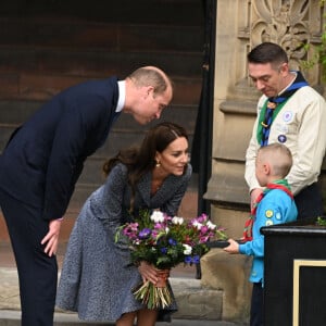 Le prince William, duc de Cambridge, et Catherine (Kate) Middleton, duchesse de Cambridge, assistent à l'ouverture officielle du mémorial Glade of Light à Manchester, Royaume Uni, le 10 mai 2022. Le mémorial commémore les victimes de l'attaque terroriste du 22 mai 2017 à la Manchester Arena. Il rend hommage aux 22 personnes dont la vie a été prise, ainsi qu'à la mémoire de tous ceux qui ont été blessés ou affectés. 