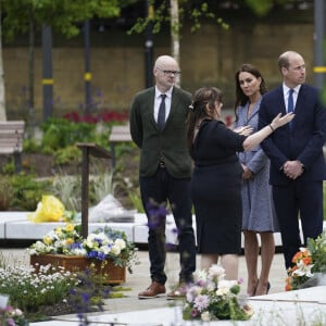 Le prince William, duc de Cambridge, et Catherine (Kate) Middleton, duchesse de Cambridge, assistent à l'ouverture officielle du mémorial Glade of Light à Manchester, Royaume Uni, le 10 mai 2022. Le mémorial commémore les victimes de l'attaque terroriste du 22 mai 2017 à la Manchester Arena. Il rend hommage aux 22 personnes dont la vie a été prise, ainsi qu'à la mémoire de tous ceux qui ont été blessés ou affectés.  Prince William, The Duke of Cambridge and Catherine, The Duchess of Cambridge, attend the official opening of the Glade of Light Memorial on 10th May 2022. The memorial commemorates the victims of the 22nd May 2017 terrorist attack at Manchester Arena. It honours the 22 people whose lives were taken, as well as remembering everyone who was left injured or affected. 