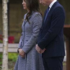 Le prince William, duc de Cambridge, et Catherine (Kate) Middleton, duchesse de Cambridge, assistent à l'ouverture officielle du mémorial Glade of Light à Manchester, Royaume Uni, le 10 mai 2022. Le mémorial commémore les victimes de l'attaque terroriste du 22 mai 2017 à la Manchester Arena. Il rend hommage aux 22 personnes dont la vie a été prise, ainsi qu'à la mémoire de tous ceux qui ont été blessés ou affectés.  Prince William, The Duke of Cambridge and Catherine, The Duchess of Cambridge, attend the official opening of the Glade of Light Memorial on 10th May 2022. The memorial commemorates the victims of the 22nd May 2017 terrorist attack at Manchester Arena. It honours the 22 people whose lives were taken, as well as remembering everyone who was left injured or affected. 