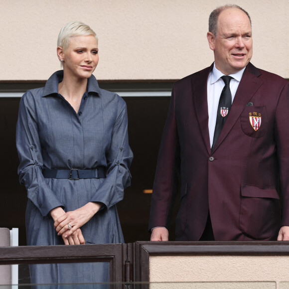 No tabloids - Le prince Albert II de Monaco, la princesse Charlene - Tournoi Sainte-Devote de rugby au stade Louis II - finale Montpellier (vainqueur en blanc) contre Dubaï (en bleu) - - Remise des prix de l' édition 2022 du Tournoi Sainte-Dévote de Rugby au Stade Louis II à Monaco le 7 mai 2022. © Claudia Albuquerque / Bestimage