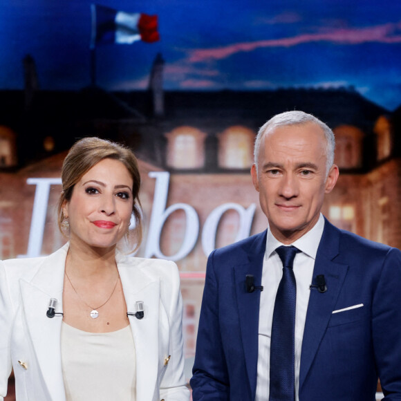 Léa Salamé et Gilles Bouleau - Débat télévisé entre les deux candidats en finale de l'élection présidentielle 2022 Emmanuel Macron pour LREM et Marine Le Pen pour le RN le 20 avril 2022. © Ludovic Marin / Pool / Bestimage 