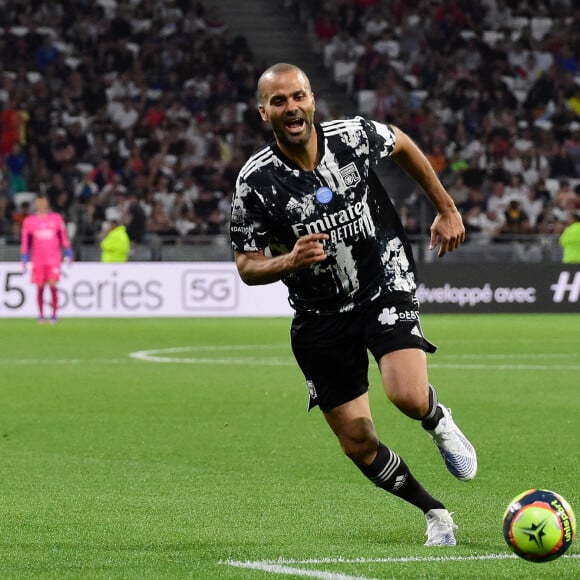 Tony Parker lors du match de football caritatif entre l'OL Légendes et la team Unicef au Groupama Stadium à Lyon en faveur des enfants d'Ukraine et pour célébrer les 20 ans du premier titre de Champion de France de l Olympique Lyonnais le 10 mai 2022. © Romain Doucelin / Bestimage