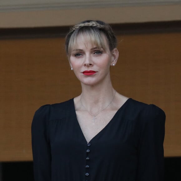 La princesse Charlène de Monaco - La famille princière de Monaco assiste au feu de la Saint Jean dans la cours du palais princier à Monaco le 23 juin 2020. La soirée est animée par le groupe folklorique "La Palladienne". © Jean-Charles Vinaj / Pool Monaco / Bestimage 
