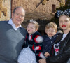 Le prince Albert II et la princesse Charlène de Monaco posent avec leurs enfants le prince Jacques de Monaco et la princesse Gabriella de Monaco à Disneyland Paris le 17 avril 2019.