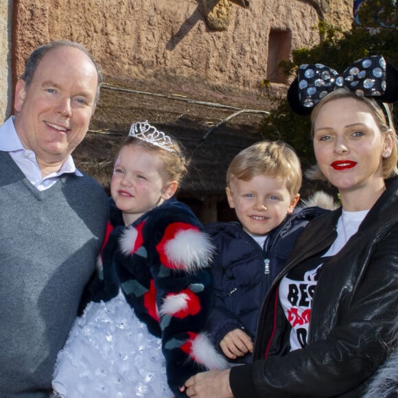 Le prince Albert II et la princesse Charlène de Monaco posent avec leurs enfants le prince Jacques de Monaco et la princesse Gabriella de Monaco à Disneyland Paris le 17 avril 2019.