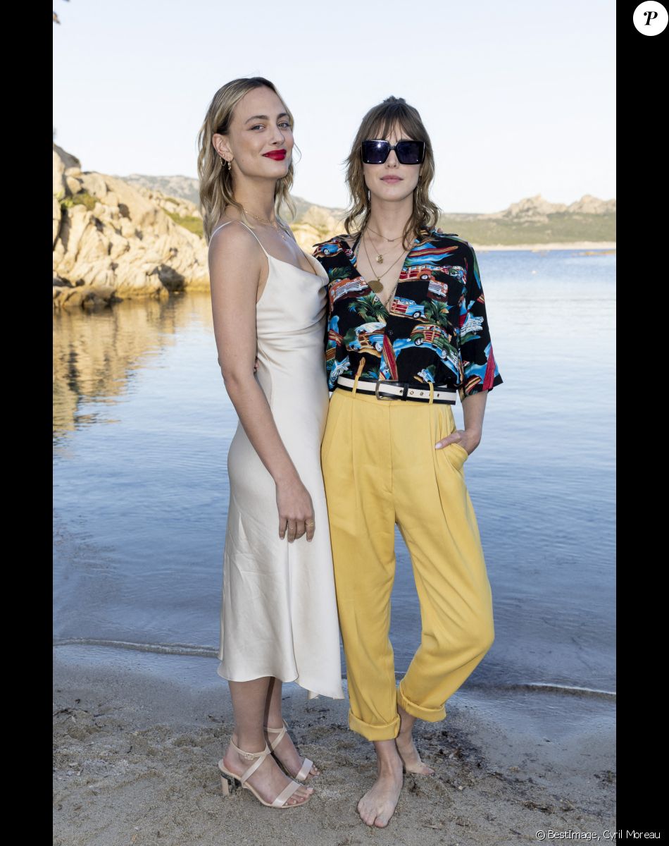 Nora Arnezeder, Gaia Weiss - Front row et people lors du défilé Etam Croisière 2022 au Domaine de Murtoli, Corse le 12 mai 2022. © Cyril Moreau / Bestimage
