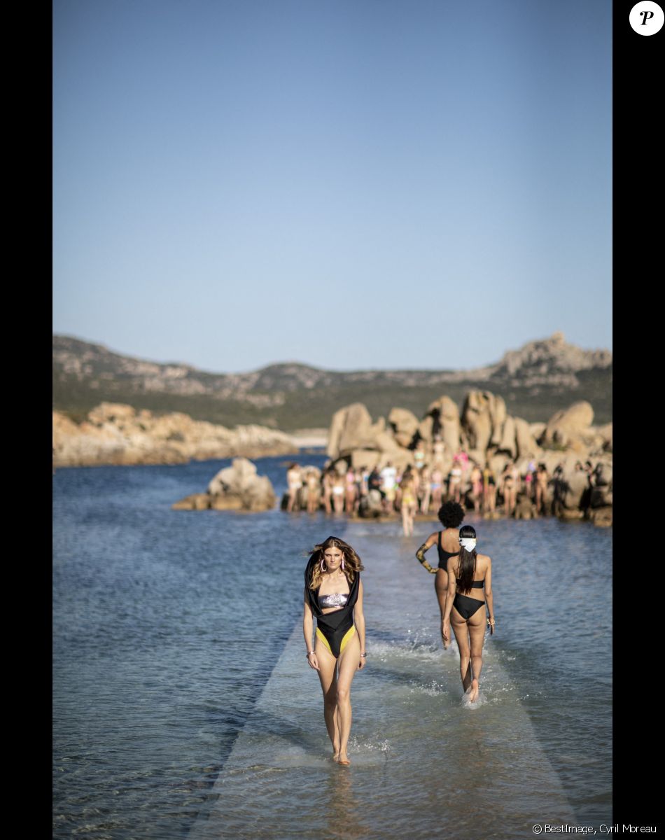 Constance Jablonski - Défilé Etam Croisière 2022 au Domaine de Murtoli, Corse le 12 mai 2022. © Cyril Moreau / Bestimage