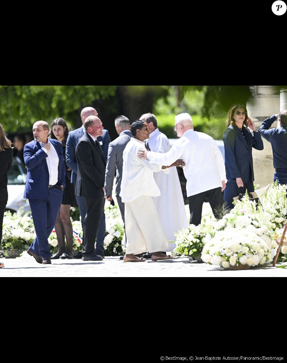 Le chef Guy Savoy et la cheffe Babette de Rozières - Obsèques d'Antoine Alléno (fils du chef cuisinier français, trois étoiles au Guide Michelin Yannick Alléno) en la collégiale Notre-Dame de Poissy, France, le 13 mai 2022. © Jean-Baptiste Autissier/Panoramic/Bestimage