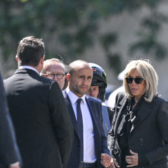 La Première Dame française, Brigitte Macron et José Pietroboni, chef du protocole - Obsèques d'Antoine Alléno (fils du chef cuisinier français, trois étoiles au Guide Michelin Yannick Alléno) en la collégiale Notre-Dame de Poissy, France, le 13 mai 2022. © Jean-Baptiste Autissier/Panoramic/Bestimage 