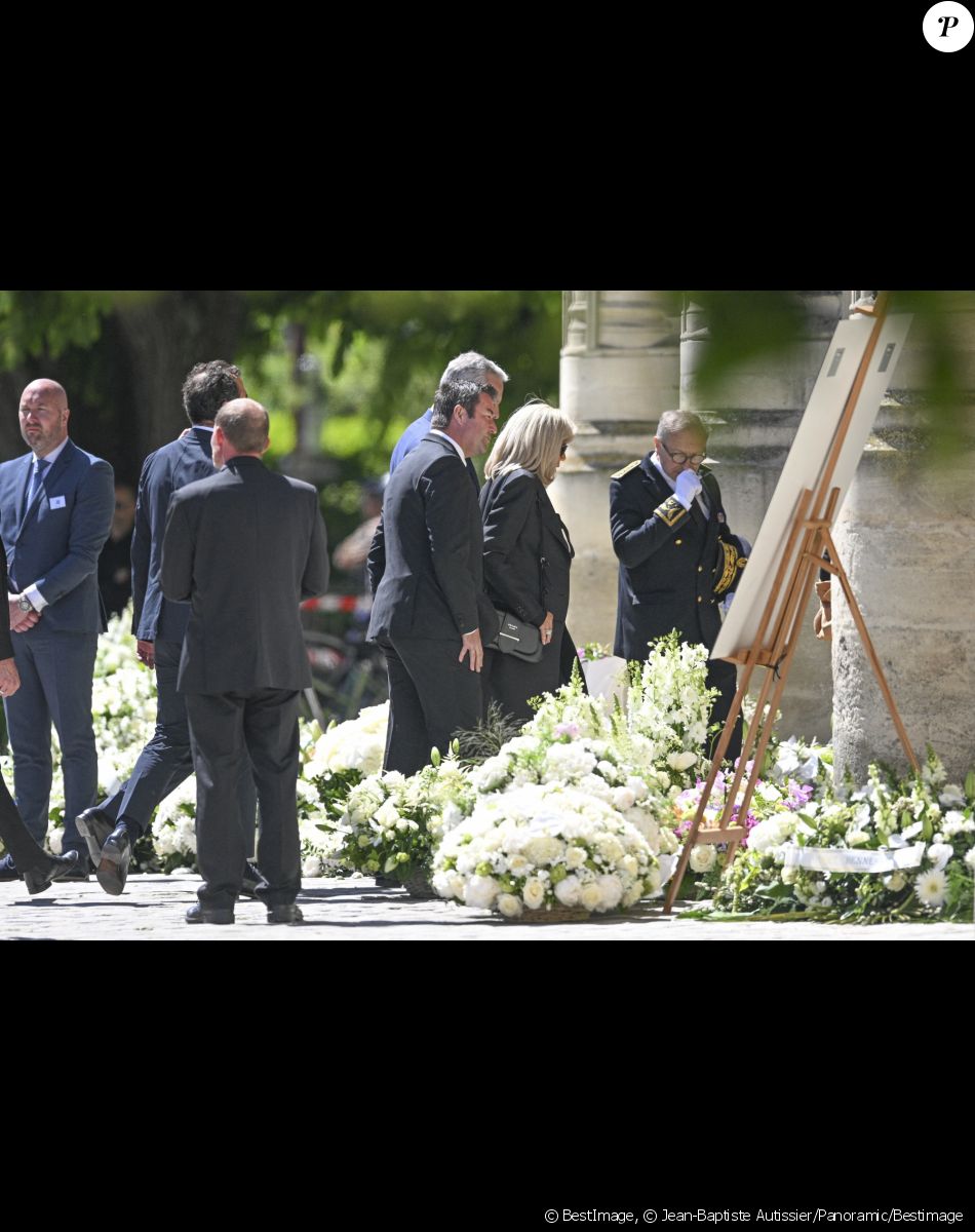 La Première Dame française, Brigitte Macron, Bruno Le Maire, ministre de l'Economie et des Finances et des Finances et Karl Olive, maire de Poissy - Obsèques d'Antoine Alléno (fils du chef cuisinier français, trois étoiles au Guide Michelin Yannick Alléno) en la collégiale Notre-Dame de Poissy, France, le 13 mai 2022. © Jean-Baptiste Autissier/Panoramic/Bestimage