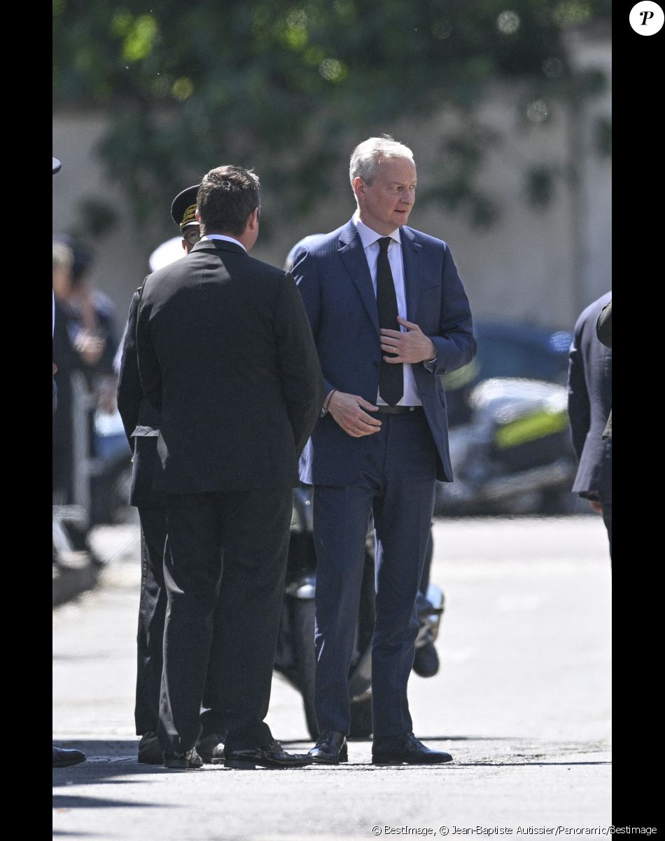 Bruno Le Maire, ministre de l'Economie et des Finances et des Finances et Karl Olive, maire de Poissy - Obsèques d'Antoine Alléno (fils du chef cuisinier français, trois étoiles au Guide Michelin Yannick Alléno) en la collégiale Notre-Dame de Poissy, France, le 13 mai 2022. © Jean-Baptiste Autissier/Panoramic/Bestimage