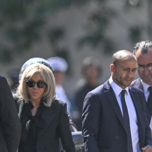 La Première Dame française, Brigitte Macron et José Pietroboni, chef du protocole - Obsèques d'Antoine Alléno (fils du chef cuisinier français, trois étoiles au Guide Michelin Yannick Alléno) en la collégiale Notre-Dame de Poissy, France, le 13 mai 2022. © Jean-Baptiste Autissier/Panoramic/Bestimage 