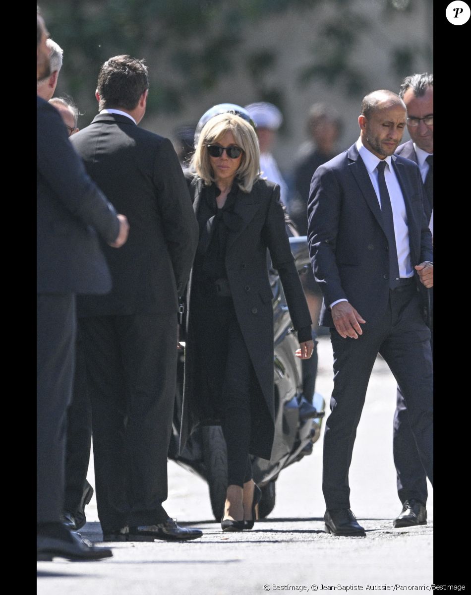 La Première Dame française, Brigitte Macron et José Pietroboni, chef du protocole - Obsèques d'Antoine Alléno (fils du chef cuisinier français, trois étoiles au Guide Michelin Yannick Alléno) en la collégiale Notre-Dame de Poissy, France, le 13 mai 2022. © Jean-Baptiste Autissier/Panoramic/Bestimage