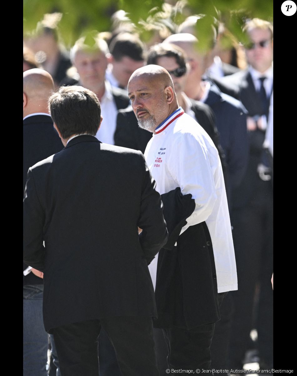 Frederic Anton - Sortie des obsèques d'Antoine Alléno (fils du chef cuisinier français, trois étoiles au Guide Michelin Yannick Alléno) en la collégiale Notre-Dame de Poissy, France, le 13 mai 2022. © Jean-Baptiste Autissier/Panoramic/Bestimage