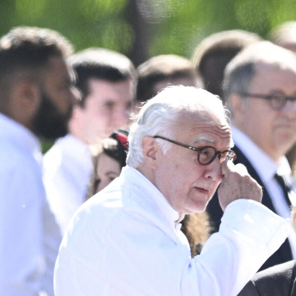 Alain Ducasse - Sortie des obsèques d'Antoine Alléno (fils du chef cuisinier français, trois étoiles au Guide Michelin Yannick Alléno) en la collégiale Notre-Dame de Poissy, France, le 13 mai 2022. © Jean-Baptiste Autissier/Panoramic/Bestimage 