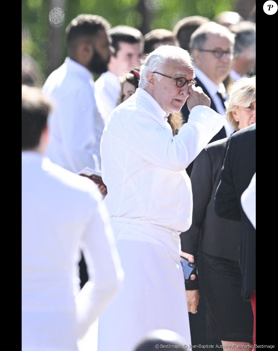 Alain Ducasse - Sortie des obsèques d'Antoine Alléno (fils du chef cuisinier français, trois étoiles au Guide Michelin Yannick Alléno) en la collégiale Notre-Dame de Poissy, France, le 13 mai 2022. © Jean-Baptiste Autissier/Panoramic/Bestimage