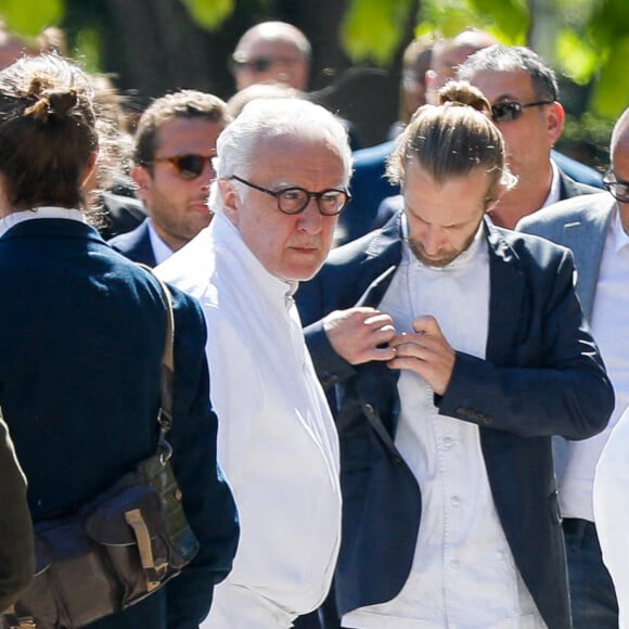 Le chef Alain Ducasse et aa cheffe Babette de Rozières - Sortie des obsèques d'Antoine Alléno (fils du chef cuisinier français, trois étoiles au Guide Michelin Yannick Alléno) en la collégiale Notre-Dame de Poissy, France, le 13 mai 2022. © Jean-Baptiste Autissier/Panoramic/Bestimage 