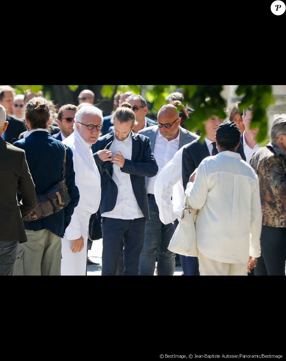 Le chef Alain Ducasse et aa cheffe Babette de Rozières - Sortie des obsèques d'Antoine Alléno (fils du chef cuisinier français, trois étoiles au Guide Michelin Yannick Alléno) en la collégiale Notre-Dame de Poissy, France, le 13 mai 2022. © Jean-Baptiste Autissier/Panoramic/Bestimage