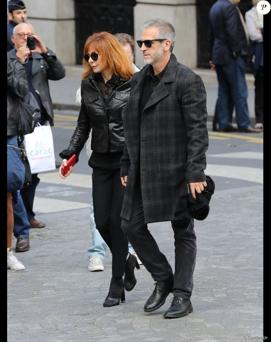 Mylène Farmer et son compagnon Benoît Di Sabatino lors des obsèques de Jean Rochefort en l'église Saint-Thomas d'Aquin à Paris, le 13 octobre 2017.
