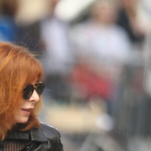 Mylène Farmer et son compagnon Benoît Di Sabatino lors des obsèques de Jean Rochefort en l'église Saint-Thomas d'Aquin à Paris, le 13 octobre 2017. 