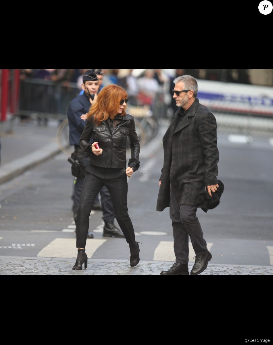 Mylène Farmer et son compagnon Benoît Di Sabatino lors des obsèques de Jean Rochefort en l'église Saint-Thomas d'Aquin à Paris, le 13 octobre 2017.