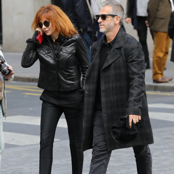 Mylène Farmer et son compagnon Benoît Di Sabatino lors des obsèques de Jean Rochefort en l'église Saint-Thomas d'Aquin à Paris, le 13 octobre 2017. 