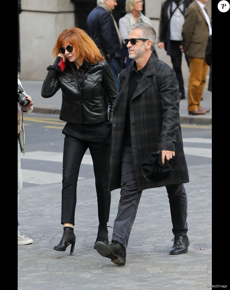 Mylène Farmer et son compagnon Benoît Di Sabatino lors des obsèques de Jean Rochefort en l'église Saint-Thomas d'Aquin à Paris, le 13 octobre 2017.