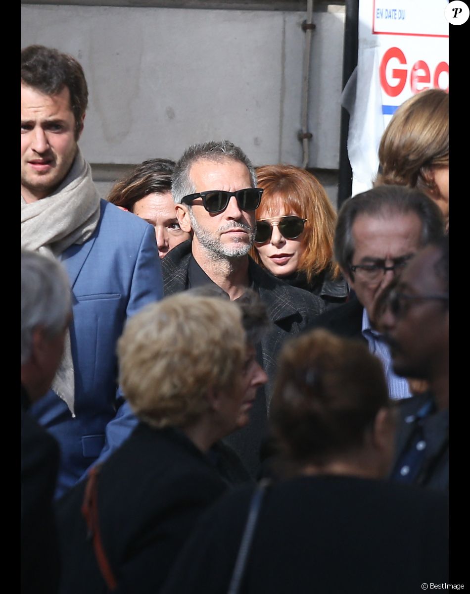 Mylène Farmer et son compagnon Benoît Di Sabatino lors des obsèques de Jean Rochefort en l'église Saint-Thomas d'Aquin à Paris, le 13 octobre 2017.