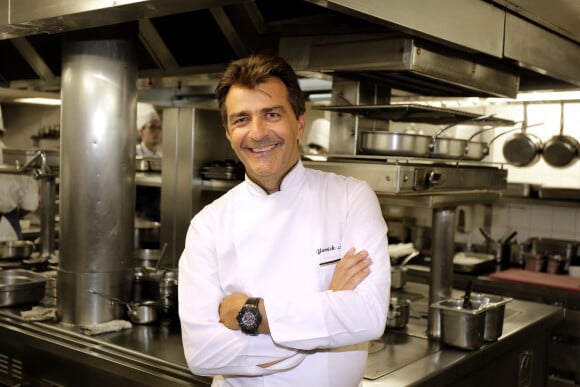 Le chef Yannick Alleno pose dans les cuisines du Pavillon Ledoyen lors de la nouvelle édition sur la gastronomie Francilienne, "Etude de marchés, les parcours de la gastronomie en île de France" à Paris le 19 septembre 2017. © Cédric Perrin/Bestimage